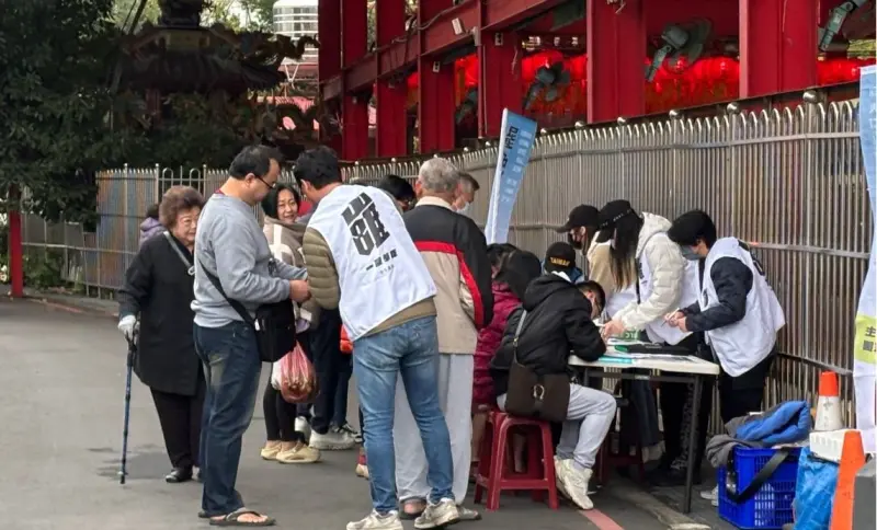 ▲罷免立法院副院長江啟臣的罷團利用清明連假擺攤。(圖/罷團「一罷擊臣」提供,2025.04.07)