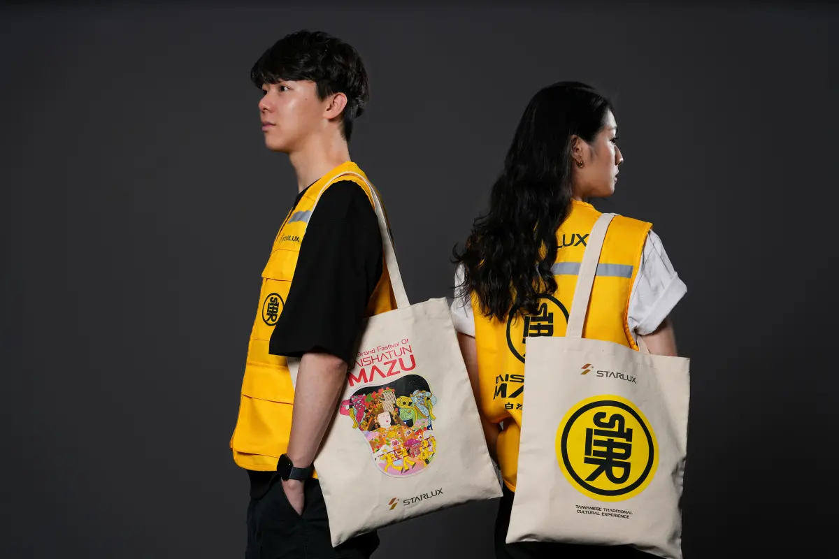 ▲星宇航空開發的白沙屯媽祖聯名商品套組正式亮相，套組包含帆布袋及背心。（圖／星宇航空提供）