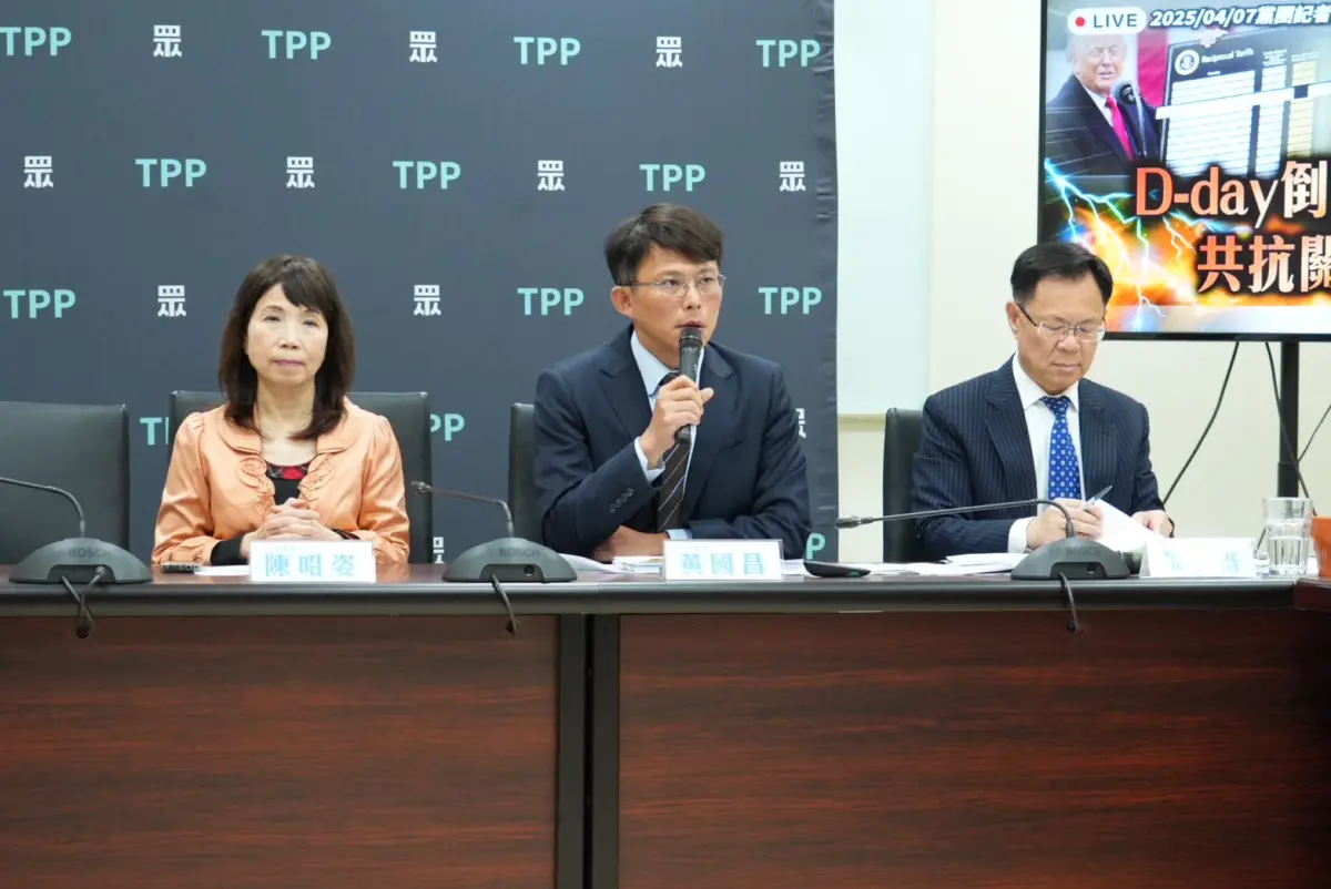 ▲民眾黨立院黨團三長今下午將赴行政院協商，總召黃國昌（中）要求全程直播。（圖／民眾黨團提供，2025.04.07）