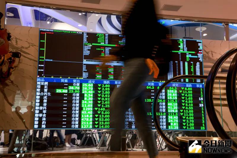▲台股今日午盤重挫，最終收在31801.27點，下跌488.54點。（圖／記者葉政勳攝 , 2025.04.07）