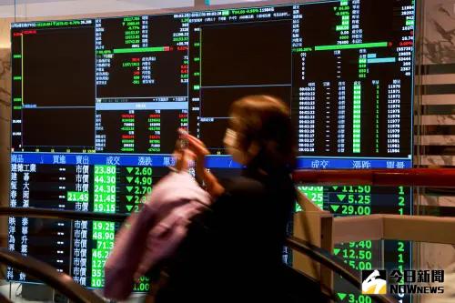 ▲美國總統川普近日啟動對等關稅，台灣也難倖免遭課徵高達32%的關稅，台股清明連假一開盤後就暴跌近2000點。（圖／記者葉政勳攝 , 2025.04.07）