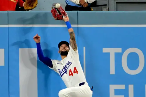 ▲洛杉磯道奇中外野手Andy Pages不雷了！今對小熊上演超神「跳接美技」，幫助佐佐木朗希守住失分危機，讓他興奮拍手致意。（圖／路透／達志影像）