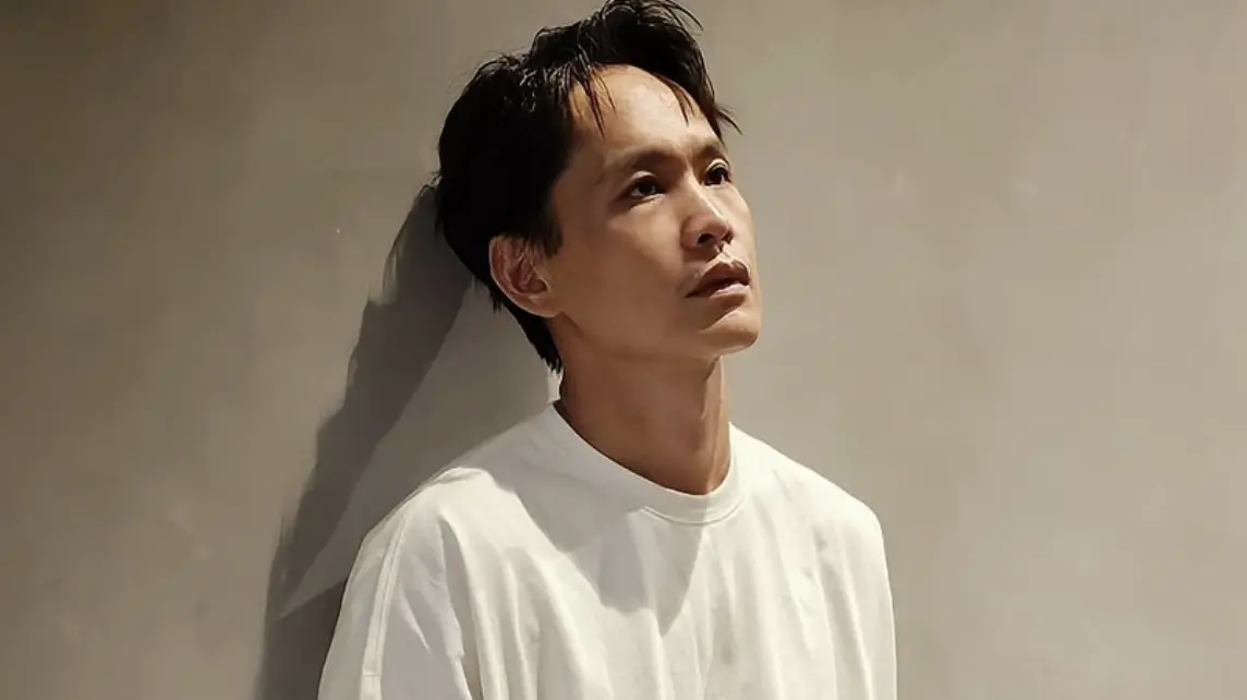 ▲台股暴跌！藝人黃鐙輝（如圖）蒸發7位數錢財，分析期待台積電發出反轉訊號，「至少台積電要先打開跌停再說，千萬不要凹 ，有融資跟開槓桿的先收手！」（圖／黃鐙輝臉書）