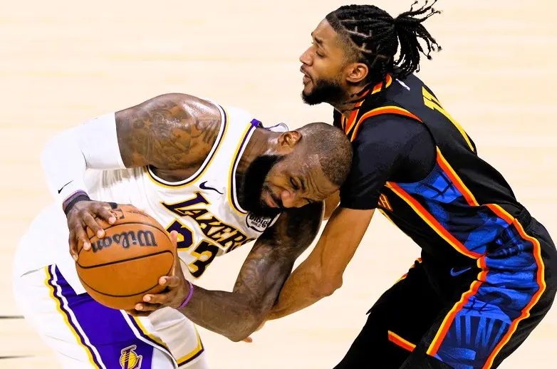 ▲湖人LeBron James(左)貢獻19分與7助攻，率隊在客場打爆雷霆。（圖／美聯社／達志影像）
