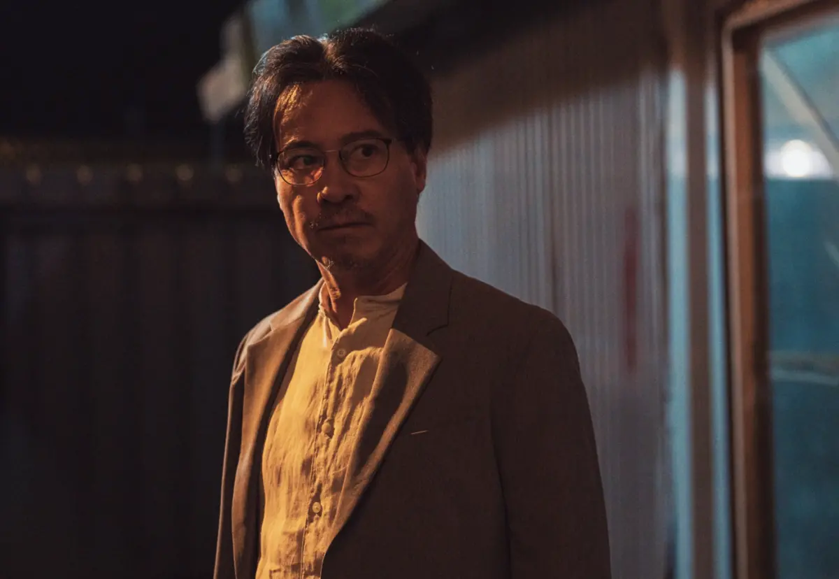 ▲尹昭德（如圖）在即將上映的電影《器子》中，慘遭張孝全拿釘槍釘手掌刑求，坦言拍攝時會怕是不是真的會射出釘針。另一位台語8點檔大哥謝承均，也有被綁在電椅上電到冒煙的場面。（圖／華映娛樂提供）