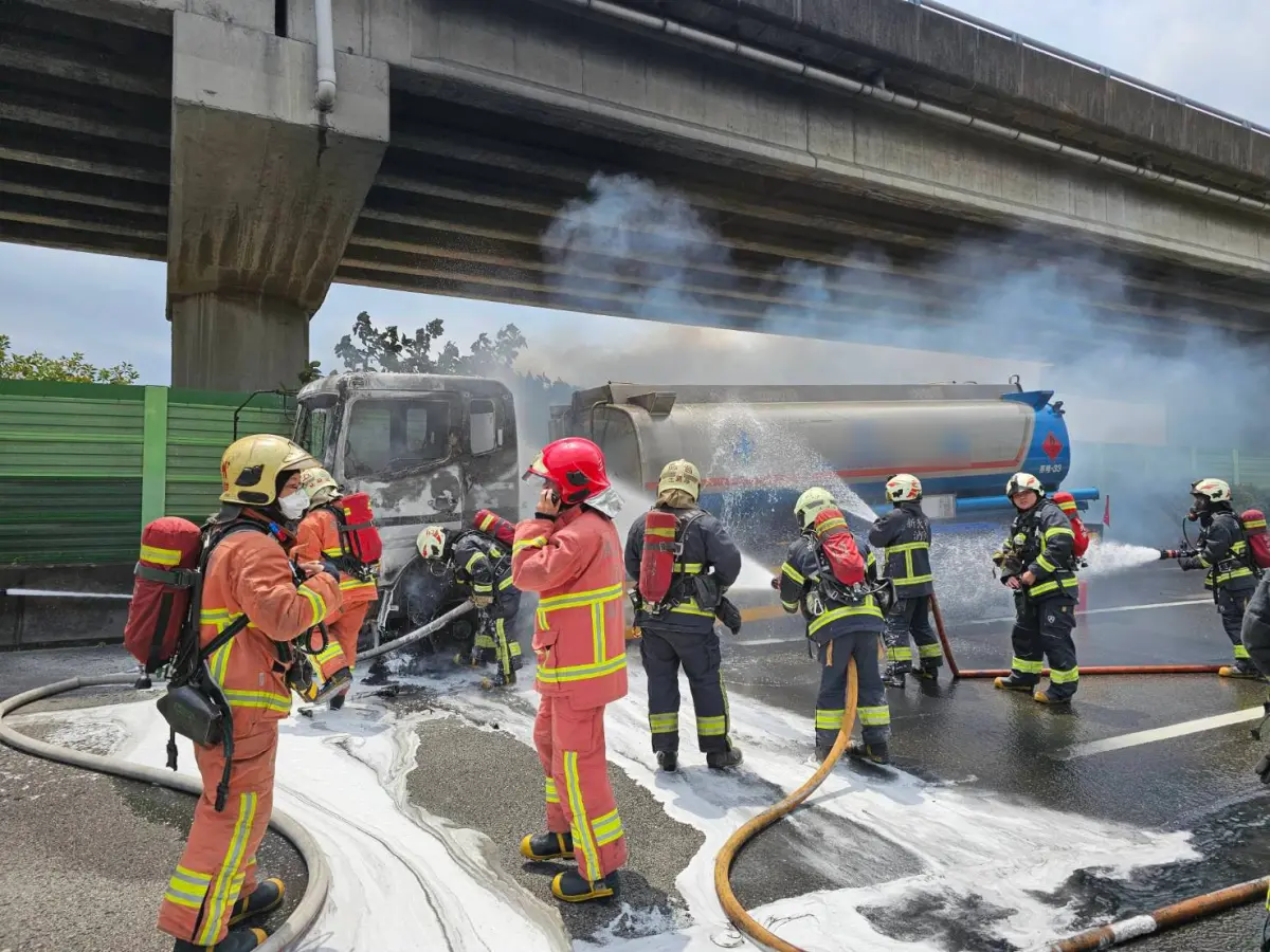 ▲上午11時43分許，國道1號發生油罐車起火意外，新北市消防局獲報立即出動20車52人前往搶救，所幸駕駛及時逃生，沒有人傷亡。（圖／新北市消防局提供）