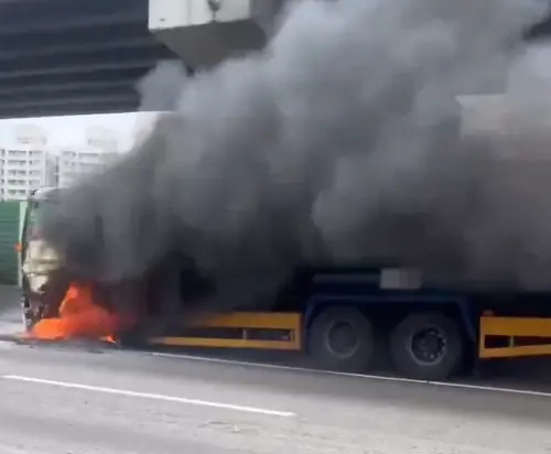 國道1號北上三重路段,上午發生油罐車火燒車事件,油罐車車頭陷入火海,相當駭人。(圖/新北市消防局提供) ▲國道1號北上三重路段,上午發生油罐車火燒車事件,油罐車車頭陷入火海,相當駭人。(圖/新北市消防局提供)