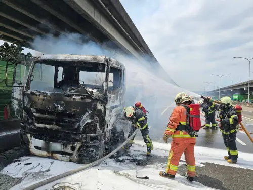 國道1號北上三重路段,上午發生油罐車火燒車事件,油罐車車頭陷入火海,相當駭人。(圖/新北市消防局提供) ▲國道1號北上三重路段,上午發生油罐車火燒車事件,油罐車車頭陷入火海,相當駭人。(圖/新北市消防局提供)