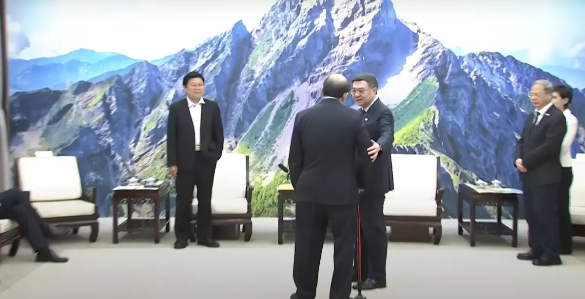 ▲柯建銘不滿傅崐萁坐在中間，嗆聲「這國家尊嚴耶」，卓榮泰急安撫。（圖／翻攝畫面）