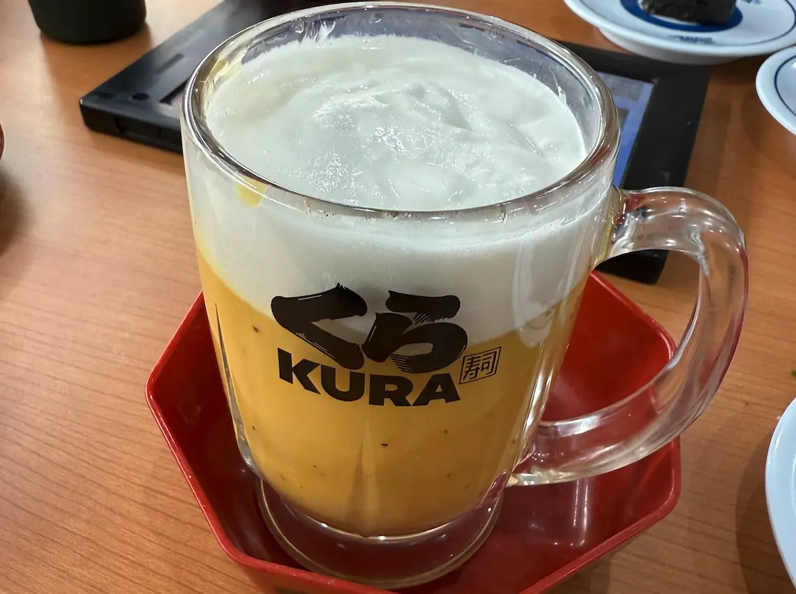 ▲日本藏壽司近日竟推出期間限定餐點「啤酒杯義大利麵」，外觀看起來就和啤酒一模一樣，但入口卻是滑順又不膩的美味義大利麵，讓網友相當驚喜。（圖／翻攝自X）