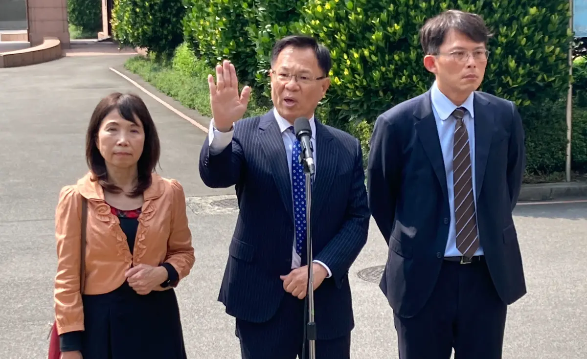 ▲民眾黨團三長抵達行政院，副總召張啓楷（中）不滿行政院不願全程直播，呼籲民進黨不要邊喊團結、邊對在野黨下毒手。（圖／張啓楷辦公室提供，2025.04.07）