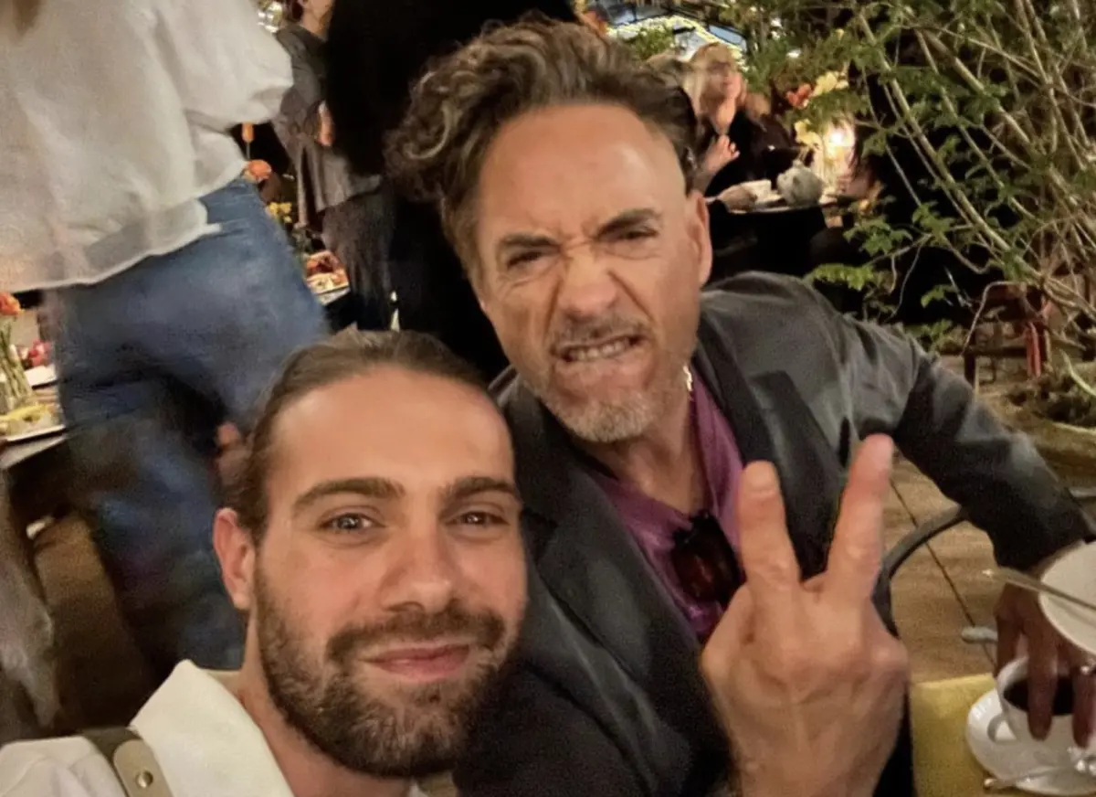 ▲小勞勃道尼（右）在生日會上露出驚人的新髮型，被發現應該是在《復仇者聯盟5》中扮演大反派「末日博士」的新造型，引起粉絲熱烈關注。（圖／摘自IG）