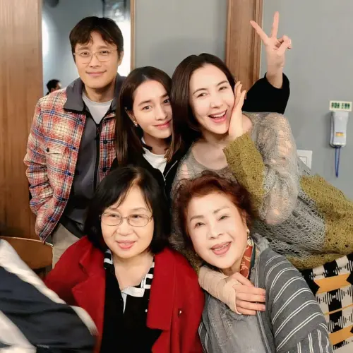 ▲李炳憲(後排左起)、老婆李珉廷、妹妹李智安合照曝光。(圖/李智安IG) ▲李炳憲(後排左起)、老婆李珉廷、妹妹李智安合照曝光。(圖/李智安IG)