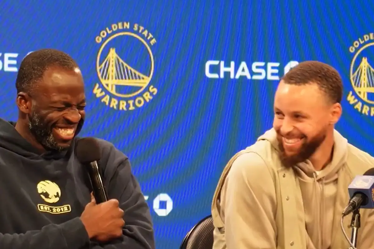 ▲火箭總教練Ime Udoka與勇士球星Stephen Curry在場邊發生口角，引起外界關注。Curry幽默回應兩人的小口角衝突，讓隊友Draymond Green也開懷大笑。（圖／翻攝自KNBR X影片）