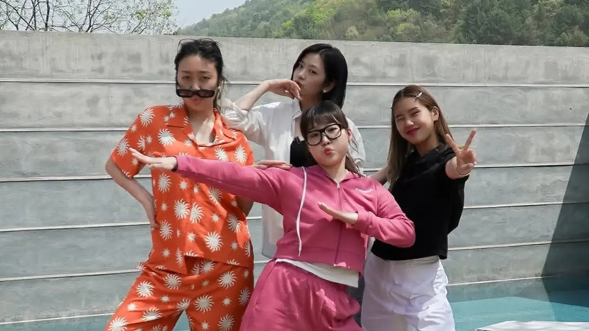 ▲由超知名韓國導演羅PD製作的《Biong Biong地球娛樂室》第三季將於4月25日正式開播，全新預告中，可以看到主持人李恩智、Mimi、李泳知及安兪真穿著中東傳統服飾、在沙漠中展開追逐戰的有趣畫面。（圖／earth_arcade IG）