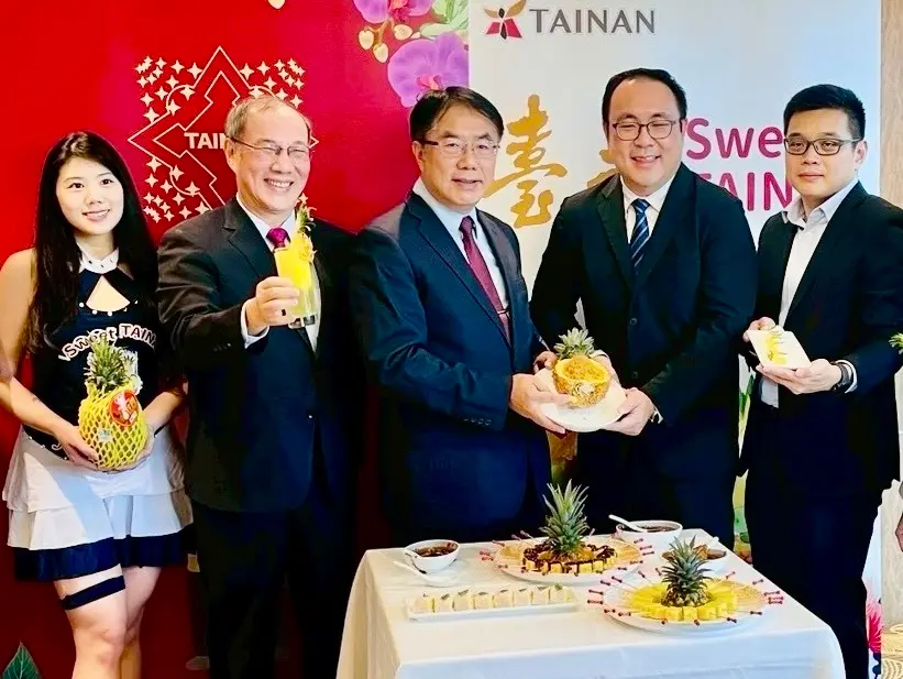 ▲在新加坡國際食品展(FHA)開展前夕，臺南市市長黃偉哲今天到場力推臺南鳳梨，更預告了預告臺南金鑽鳳梨即將於4月中下旬搶先在新加坡上架。(圖／南市府提供)