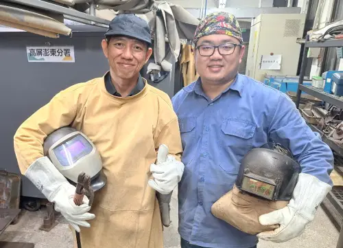 ▲勞動力發展署高屏澎東分署職訓師邱嘉驊(右)在職前訓練課程助退伍軍人阿仁(左)職涯重啟,步入人生第二職涯。(圖/勞動部高屏澎東分署提供) ▲勞動力發展署高屏澎東分署職訓師邱嘉驊(右)在職前訓練課程助退伍軍人阿仁(左)職涯重啟,步入人生第二職涯。(圖/勞動部高屏澎東分署提供)