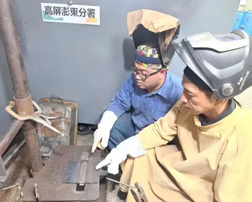 ▲勞動力發展署高屏澎東分署職訓師邱嘉驊(左)在職前訓練課程助退伍軍人阿仁(右)職涯重啟,步入人生第二職涯。(圖/勞動部高屏澎東分署提供) ▲勞動力發展署高屏澎東分署職訓師邱嘉驊(左)在職前訓練課程助退伍軍人阿仁(右)職涯重啟,步入人生第二職涯。(圖/勞動部高屏澎東分署提供)