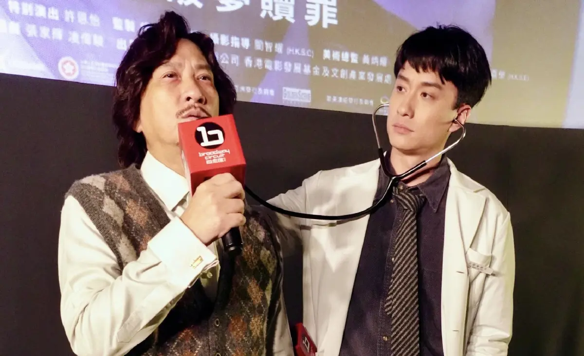 ▲張家輝（左）自導自演，與劉俊謙合作的《贖夢》，在香港締造冠軍票房，兩人也要於本週五（11日）一起來台宣傳，片中還有劉德華作為彩蛋人物驚喜客串，張家輝和劉俊謙出席戲院謝票活動時，還以劇中人物的造型現身，當場演給觀眾看。（圖／甲上娛樂提供）