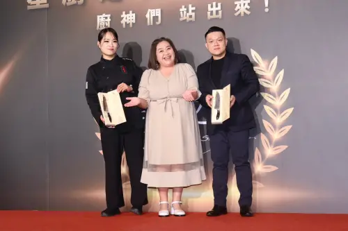 《星級大廚》由鍾欣凌(中)擔任主持人,何順凱(右)擔任總評審,鄭智善(左)擔任飛行評審。(圖/記者李政龍攝) ▲《星級大廚》由鍾欣凌(中)擔任主持人,何順凱(右)擔任總評審,鄭智善(左)擔任飛行評審。(圖/記者李政龍攝)