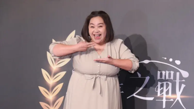 ▲台灣首檔料理組隊競賽節目《星廚之戰》今（7）日舉辦記者會，記者會中，主持人鍾欣凌談及自己的減肥歷程，曾經一個月暴瘦5、6公斤，感覺自己會被風吹走，結果被吐槽是「龍捲風」，讓現場笑瘋。（圖／記者李政龍攝）