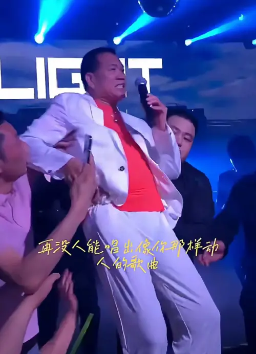 ▲萬梓良在台上賣力演唱，沒想到他突然腳軟往後跌，幸好旁邊的觀眾及時扶住他才沒釀成大禍。（圖／砥礪前行小紅書）