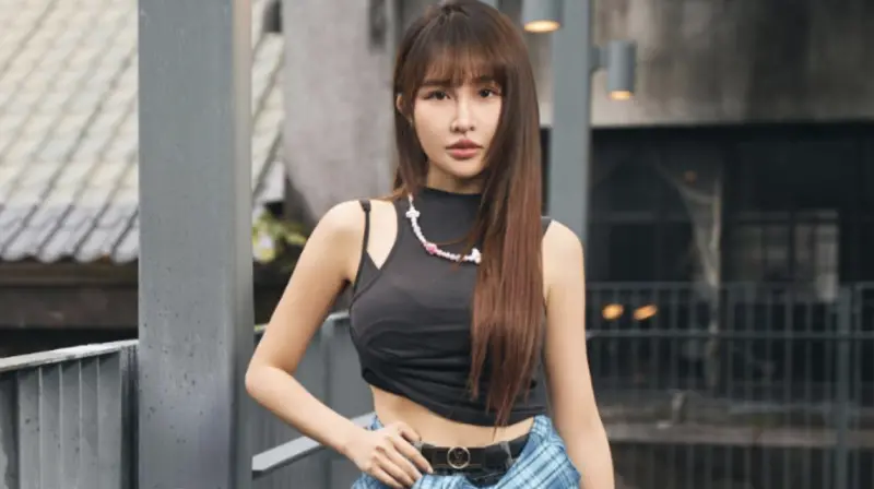 ▲歌手張若凡（如圖）日前出席「MV新狼潮」座談會，分享飾演遇到渣男而大玩開放式關係的心路歷程，坦言私下在感情中不如女主角勇敢、有戀愛腦，「心裡會累積很多不舒服。」（圖／索尼音樂提供）