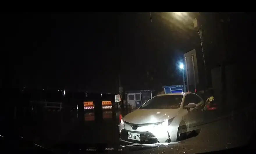 ▲中壢區一輛小客車因形跡可疑，加上疑似飄出毒品燃燒味遭保安警察大隊攔查，該名于姓駕駛卻拒檢，還開車衝撞員警企圖逃逸。（圖／警方提供）