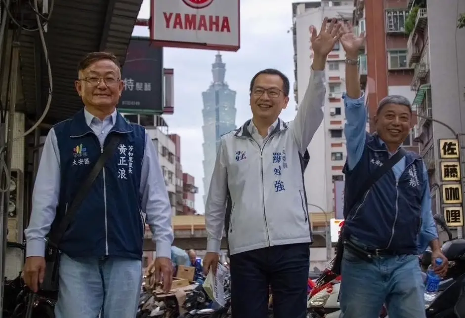 ▲國民黨立委羅智強（圖中）今（19）日宣布將20萬元給高雄民團雙罷劫。（圖／資料照片）