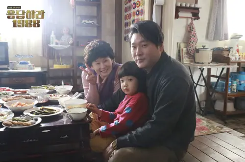 ▲金善映(左)在《請回答1988》飾演單親媽,同劇演員崔武成(右)是他的理想型。(圖/tvN《請回答1988》官網) ▲金善映(左)在《請回答1988》飾演單親媽,同劇演員崔武成(右)是他的理想型。(圖/tvN《請回答1988》官網)