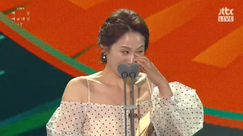 ▲▼金善映憑藉《愛的迫降》(上)開創事業巔峰,拿下《第56屆百想藝術大賞》電視部門最佳女配角獎時落淚(下)。(圖/tvN《愛的迫降》官網、百想藝術大賞YouTube) ▲▼金善映憑藉《愛的迫降》(上)開創事業巔峰,拿下《第56屆百想藝術大賞》電視部門最佳女配角獎時落淚(下)。(圖/tvN《愛的迫降》官網、百想藝術大賞YouTube)