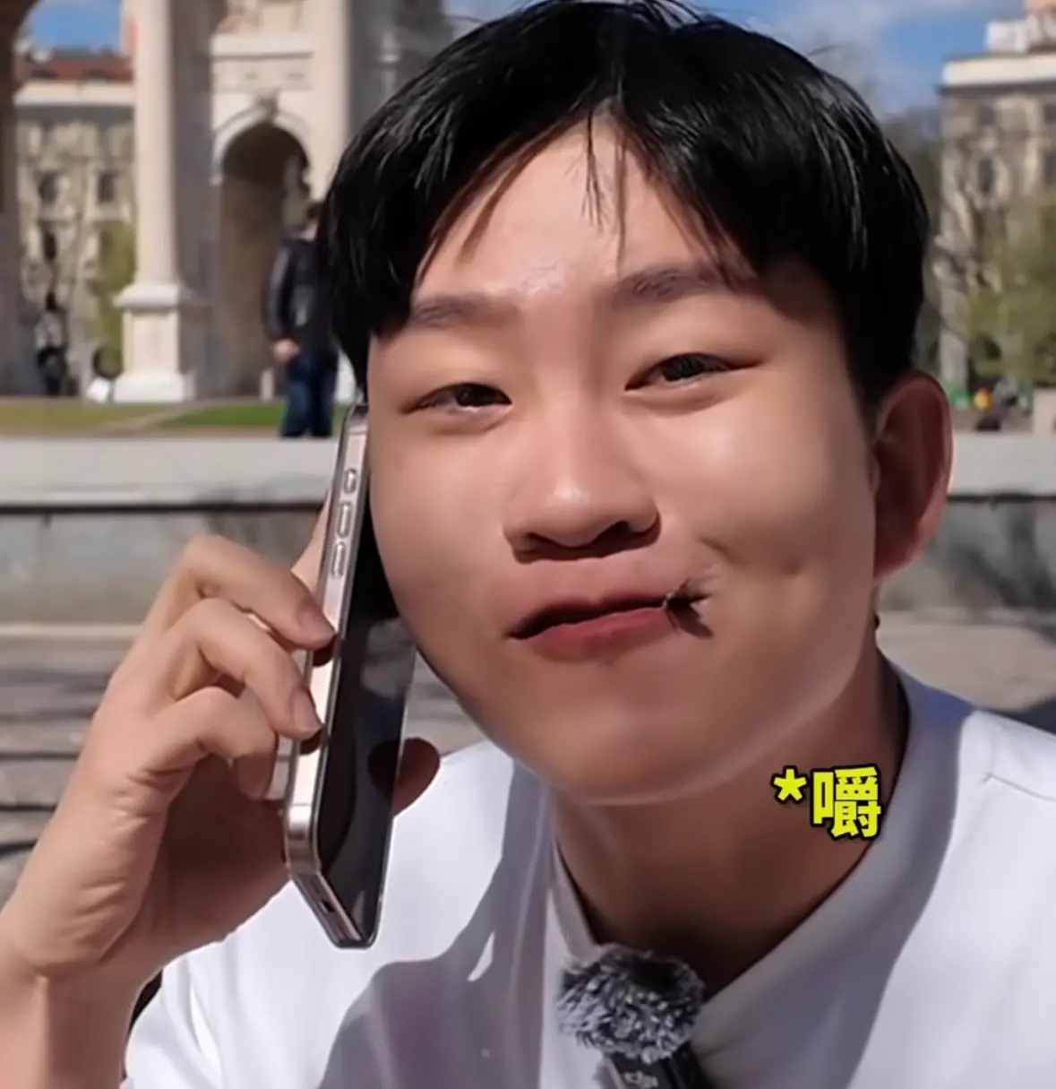 ▲今（7）日台股崩跌，身為投資大戶的Joeman損失慘重，只是沒想到他瘋到去公園吃土配砂糖，更傻笑說：「味道和OREO一樣欸！」。（圖／Joeman IG）