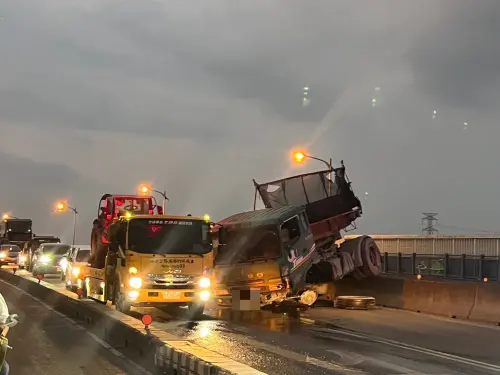 危險瞬間！曳引車自撞分隔島　酒駕司機跳車躲里港大橋下被逮
