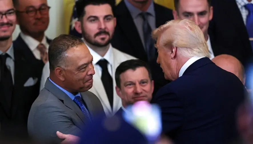 ▲川普今於白宮盛讚道奇奪冠，罕見肯定總教練Roberts帶兵功力，對比2018年曾嚴厲批評調度，言詞轉變引發熱議，一句話化解尷尬。（圖／路透／達志影像）