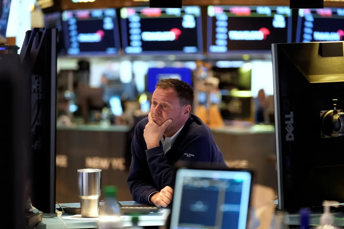 ▲美股早盤四大指數齊跌，「AI 軍火商」Palantir早盤重挫13%。（圖／美聯社／達志影像）