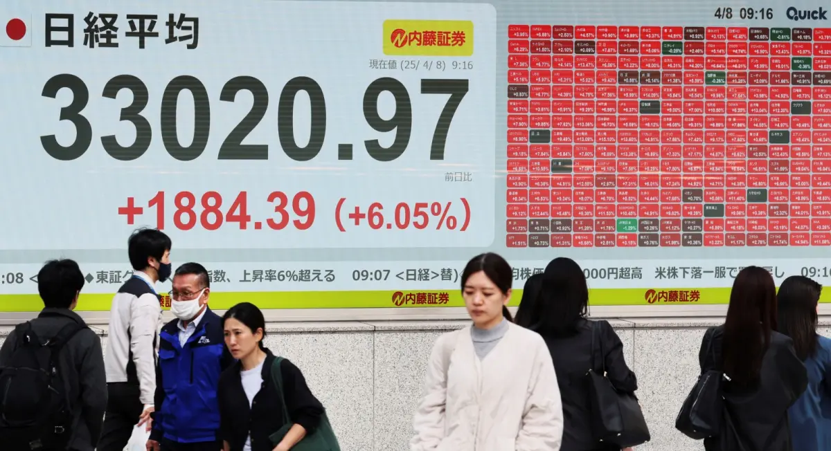 ▲彷彿暫時揮別前一天「黑色星期一」的陰霾，日經指數8日開盤即漲。（圖／美聯社／達志影像）