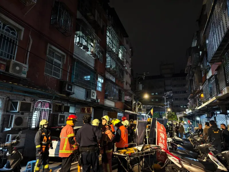 ▲新北市中和區一處公寓頂加，8日凌晨發生火警，警消獲報迅速到場搶救，一男受困送醫後仍不治。（圖／新北市消防局提供）