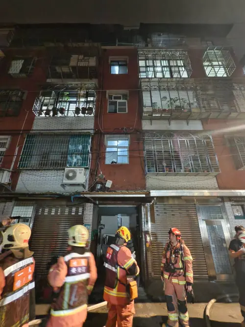 新北市中和區一處公寓頂加,8日凌晨發生火警,警消獲報迅速到場搶救,一男受困送醫後仍不治。(圖/新北市消防局提供) ▲新北市中和區一處公寓頂加,8日凌晨發生火警,警消獲報迅速到場搶救,一男受困送醫後仍不治。(圖/新北市消防局提供)