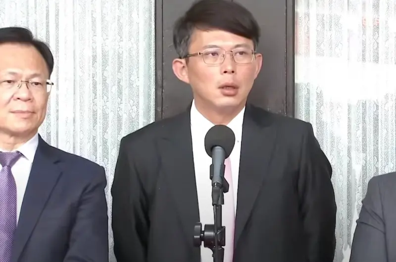 ▲民眾黨立院黨團總召黃國昌痛批綠委鎖上議場後門、不讓官員進入，根本當家鬧事。（圖／民眾黨團提供，2025.04.08）