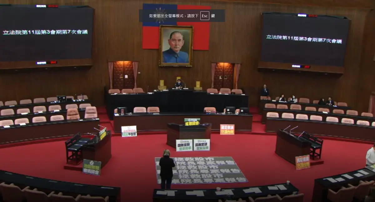 ▲立法院上午仍持續空轉，吳秉叡坐在韓國瑜座位上。（圖／翻攝立院ivod系統）