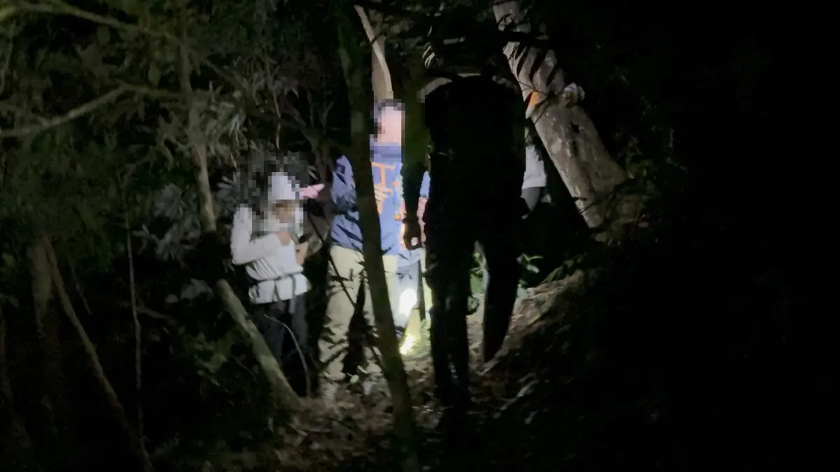 ▲新竹關西馬武督昨（7）日發生登山客迷路事件，所幸搜救人員立即前往搜尋，發現4名登山客，順利於今（8）日凌晨4時許，將4人全數帶下山脫困。（圖／新竹縣消防局提供）