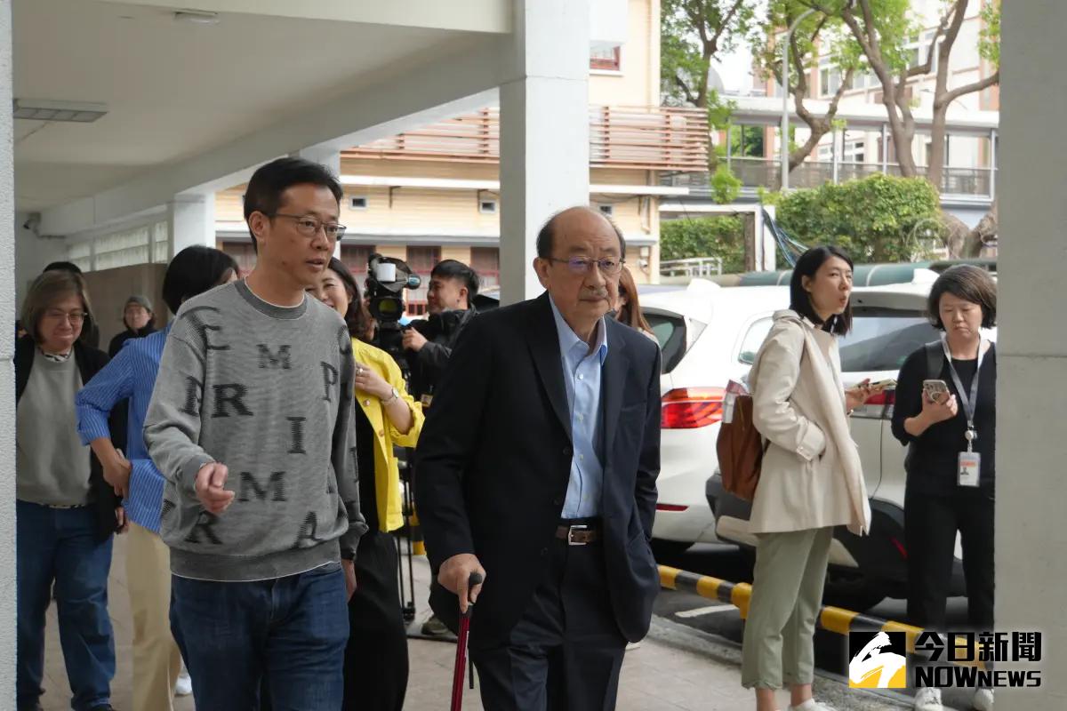 ▲民進黨總召柯建銘（中）在關稅國政會議發言，稱這就像是川普在搞「全球大罷免」，還嗆聲「你們要阻止大罷免，我們不可能同意」。（圖／記者呂炯昌攝）