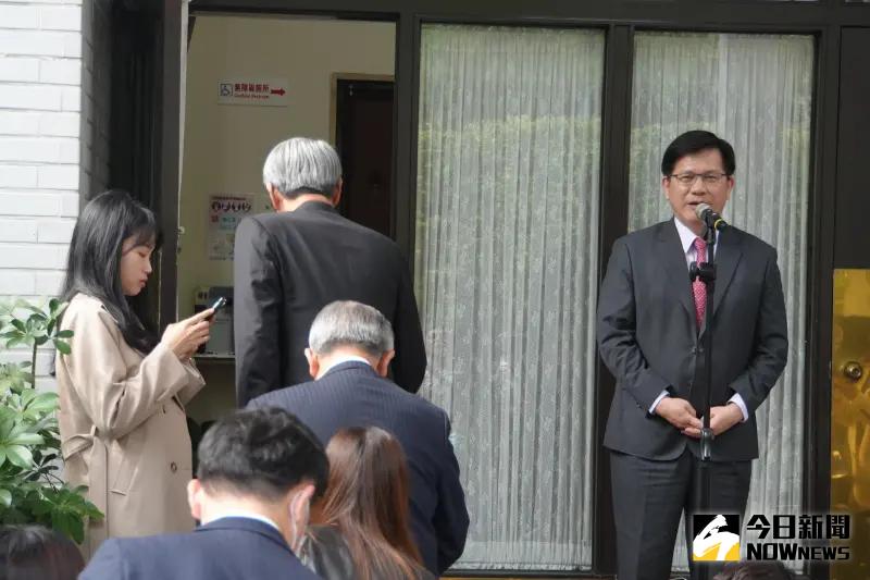 ▲經濟部長郭智輝（左二背對者）在外交部長林佳龍受訪時快步進入議場，並未受訪。（圖／記者呂炯昌攝，2025.04.08）