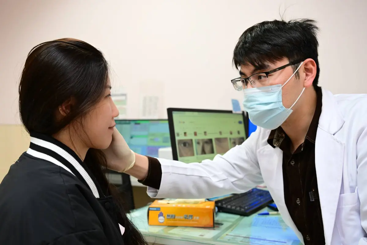 ▲不少民眾因壓力大、愛吃辛辣食物，導致臉頰開始出現嚴重玫瑰斑(俗稱酒糟)，間接影響自信。(圖／情境照醫院提供2025.4.8)