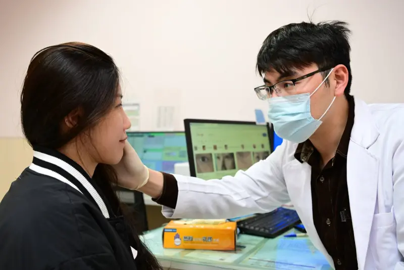 ▲不少民眾因壓力大、愛吃辛辣食物，導致臉頰開始出現嚴重玫瑰斑(俗稱酒糟)，間接影響自信。(圖／情境照醫院提供2025.4.8)