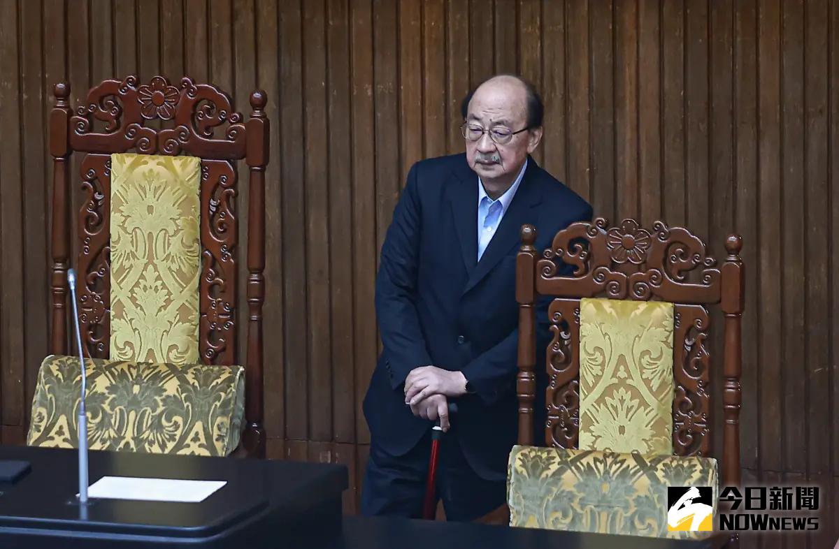 ▲民進黨團總召柯建銘帶頭阻擋行政院官員進場報告。（圖／記者葉政勳攝 , 2025.04.08）