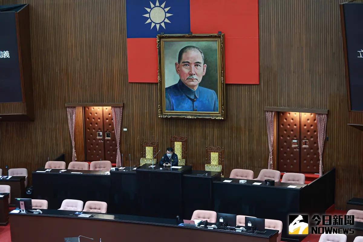 ▲民進黨派出立委吳秉叡霸佔主席台並鎖門不讓立法院長韓國瑜進議場主持會議。（圖／記者葉政勳攝）