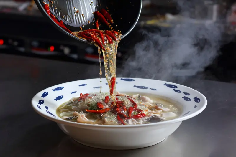 ▲酸菜魚倒閉潮連3大餐飲集團也不敵，樂多多狂一鍋、這一鍋叁加叁已歇業，築間集團力拚轉型石頭火鍋，漢來溜溜酸菜魚升級2.0版。刁民酸菜魚府中店開幕排爆，經理張棟樑（圖左一）曝光最新展店計畫。（圖／刁民酸菜魚提供）