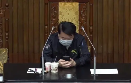 百工百業急死了！綠委竟霸主席台滑手機　黃國昌喊賴清德踹共
