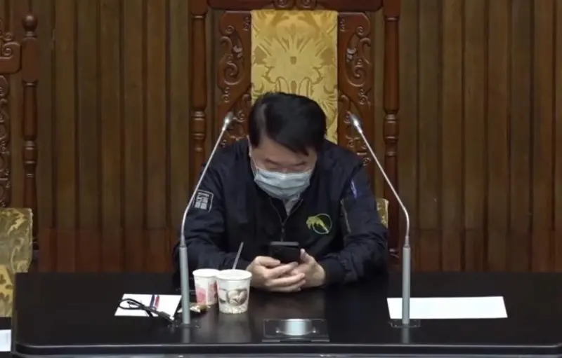 ▲黃國昌曝光民進黨立委吳秉叡霸佔立法院議場主席台滑手機的畫面，要求賴清德出來面對。（圖／黃國昌臉書，2025.04.08）
